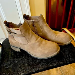 Rieker size 40 suede ankle boots. Fantastic shape, purchase tag on sole.